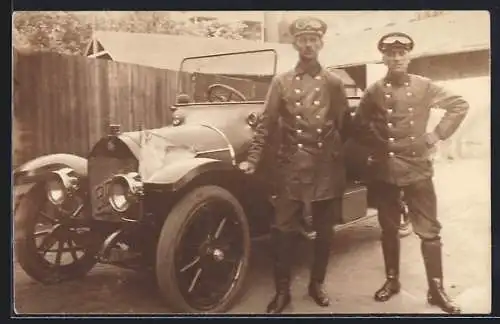 Foto-AK Benz Auto, Soldaten in Uniform mit Lederjacken und Schutzbrille