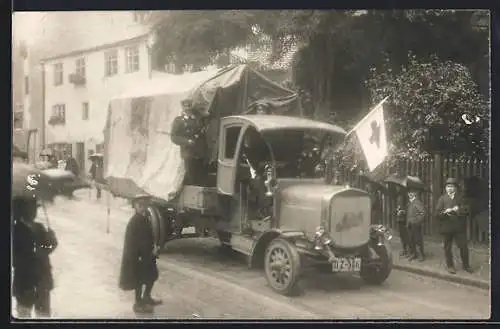 Foto-AK Mulag LKW mit Rotes Kreuz Fahne, Sanitäter in Uniform