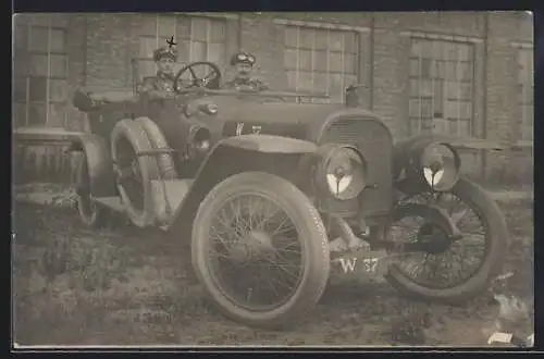 Foto-AK Adler Auto, Kennzeichen W 37, Soldaten in Uniform mit Lederjacken am Steuer