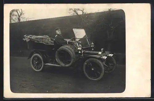 Foto-AK Adler Auto, Soldat in Uniform am Steuer