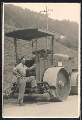 Foto-AK Walze beim Strassenbau, Fahrer am Einstirg