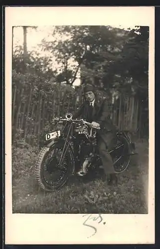 Foto-AK Ariel Motorrad mit Kennzeichen D-3, Fahrer mit Lederhaube