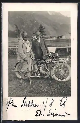 Foto-AK Motorrad mit Kennzeichen IVB-16790, dabei zwei ältere Männer