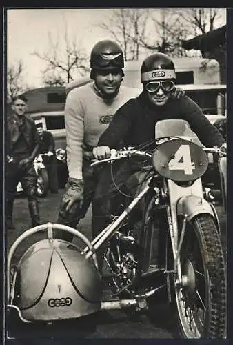 AK Rennfahrer Hans Schumann mit Beifahrer Beer auf Auto Union-DKW Motorrad mit Beiwagen