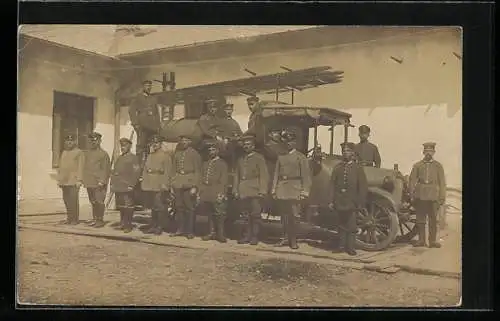 Foto-AK Uniformierte Soldaten mit einem Feuerwehrauto