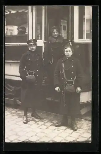 Foto-AK Eisenbahnerinnen vor einer Strassenbahn