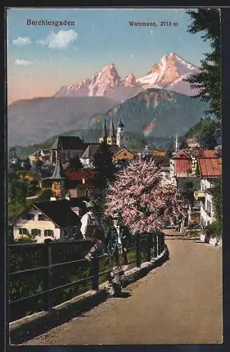 AK Berchtesgaden, Strassenpartie mit Blick auf den Watzmann, Jungen in bayrischer Tracht