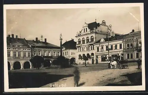 AK Usti nad Orlici, Platz mit Säulendenkmal und Geschäft