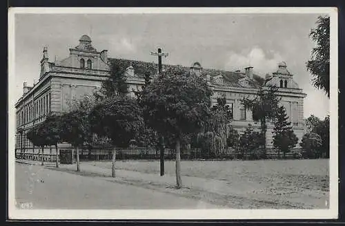 AK Bakow a. d. Iser, Knabenschule, von der Strasse gesehen