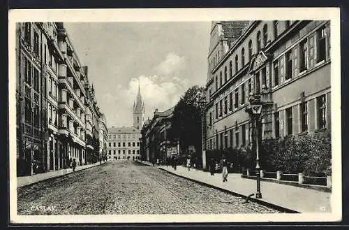 AK Cáslav, Strassenpartie mit Kirchturm-Blick