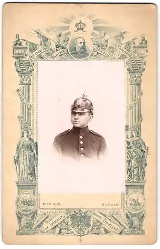 Fotografie Rich. Huth, Bautzen, Junger Soldat des Kgl. sächs. 4. Inf. Rgt. 103 mit Pickelhaube, Passepartout