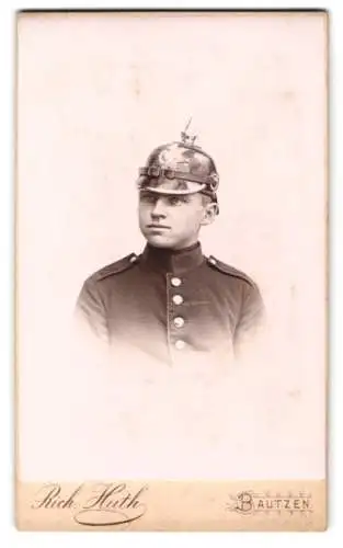 Fotografie Rich. Huth, Bautzen, Junger Soldat des Kgl. sächs. 4. Inf. Rgt. 103 mit Pickelhaube