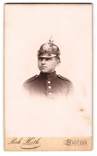 Fotografie Rich. Huth, Bautzen, Junger Soldat des Kgl. sächs. 4. Inf. Rgt. 103 mit sächsischer Pickelhaube