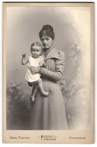 Fotografie Carl Fleury, Pforzheim, Junge Mutter im Kleid mit ihrem kleinen Kind auf dem Arm