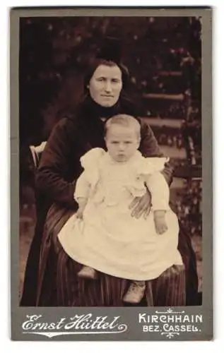 Fotografie Ernst Hüttel, Kirchhain /Cassel, Bürgerliche Dame in hessischer Tracht mit ihrem Kind