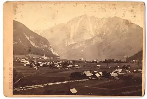 Fotografie L. Hardtmuth, Salzburg, Ansicht Alt-Aussee, Die Ortschaft gegen die Trisselwand