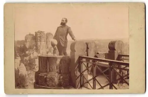 Fotografie unbekannter Fotograf, Ansicht Bastei, Mann auf der Aussichtsplattform