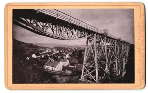 Fotografie Atelier Schröder, Annaberg i. E., Ansicht Markersbach, Die Eisenbahnbrücke über der Ortschaft