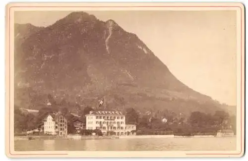 Fotografie Carl Koch, Schaffhausen, Ansicht Beckenried, Hotel am Bergfuss