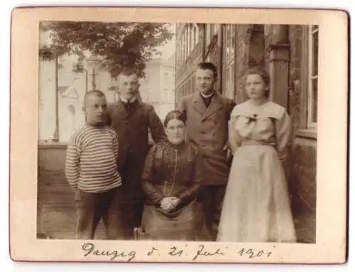 Fotografie unbekannter Fotograf, Ansicht Danzig, Mutter mit drei Söhnen und einer Tochter am Hauseingang ,1901