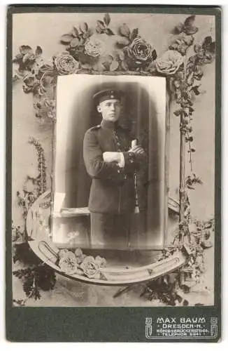 Fotografie Max Baum, Dresden, junger sächsischer Soldat in Uniform mit Bajonett und Portepee, Krätzchen