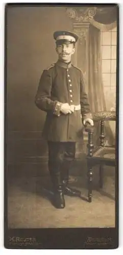 Fotografie M. Reuter, Berlin, Soldat in Uniform Art. Rgt. 3 mit Mustache