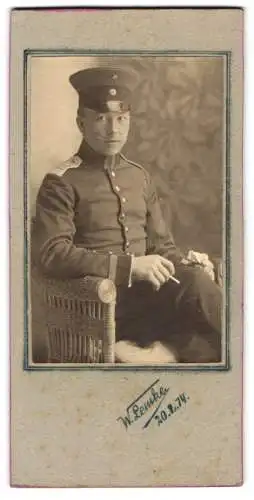 Fotografie W. Lemke, Ort unbekannt, Uffz. Willi in Uniform des Rgt. 76 mit Zigarette