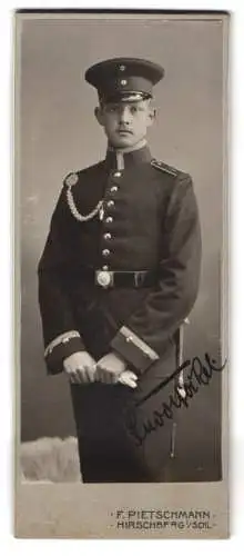 Fotografie F. Pietschmann, Hirschberg i. Schl., Einjährig-Freiwilliger Uffz. in Uniform Rgt. 5 mit Schützenschnur, 1908