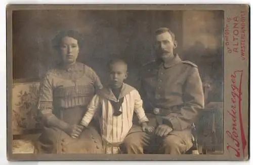 Fotografie J. Sonderegger, Altona, Hamburger Soldat in Feldgrau Uniform nebst seiner Familie, Kriegsausmarsch