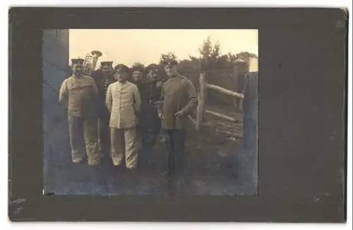 Fotografie unbekannter Fotograf und Ort, Uffz. und Soldaten in Uniform mit einer Tuba