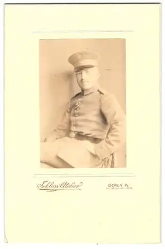 Fotografie Schloss-Atelier, Berlin, Soldat in Garde Uniform mit eingesteckten Ordensband