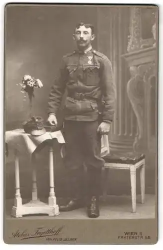 Fotografie Atelier Tegetthoff, Wien, K.u.K. Uffz. in Uniform mit Orden und Schützenschnur, Bajonett