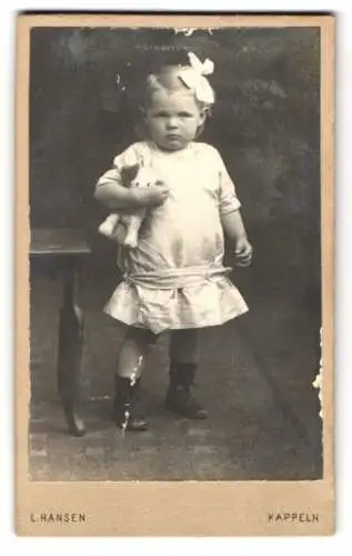 Fotografie L. Hansen, Kappeln, Christine Johanssen als kleines Mädchen mit Stoffhund im Arm