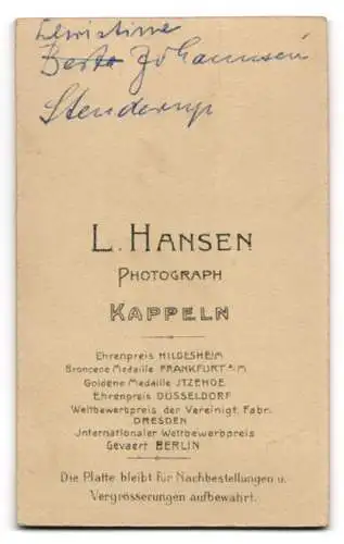 Fotografie L. Hansen, Kappeln, Christine Johanssen als kleines Mädchen mit Stoffhund im Arm