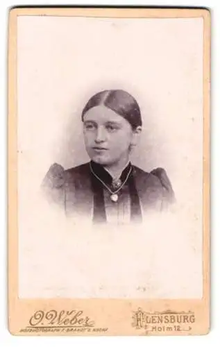 Fotografie O. Weber, Flensburg, Holm 12, Catharine Leu geb. Jessen im Portrait mit Halskette