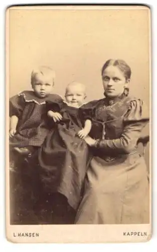 Fotografie L. Hansen, Kappeln, Marie Johanssen geb. Petersen mit ihren Kindern Asmus und Mimi