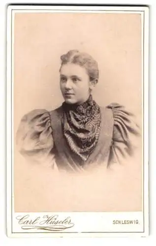 Fotografie Carl Hüseler, Schleswig, Marie Stubbe geb. Jessen in hochgeschlossenem Kleid mit Puffärmeln