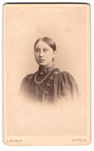 Fotografie L. Hansen, Kappeln, Frau Bonsen im Portrait mit Halskette