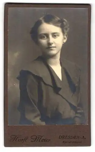 Fotografie Horst Meier, Dresden-A., Ilse Felgner in dunkler Bluse, Weihnachten 1917