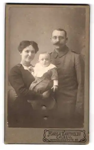 Fotografie Marga. Bartholdy, Calbe a. S., Soldat in Feldgrau Uniform Rgt. 36 nebst Familie zum Kriegsausmarsch