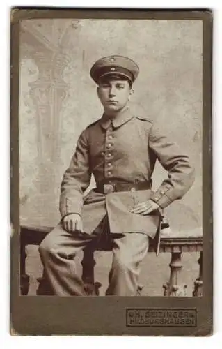 Fotografie Oh. Seizinger, Hildburghausen, junger Soldat in Feldgrau Uniform mit Bajonett und Portepee