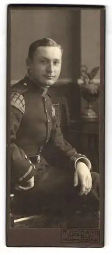 Fotografie R. Heimann, Oppeln, Uffz. in Musiker Uniform Rgt. 63 mit Schwalbennest