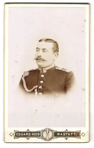 Fotografie Eduard Heid, Rastatt, Uffz. in Uniform Rgt. 25 mit Schützenschnur