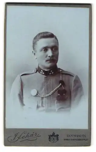 Fotografie J- Schär, Innsbruck, K.u.K. Soldat in Uniform mit Schützenschnur