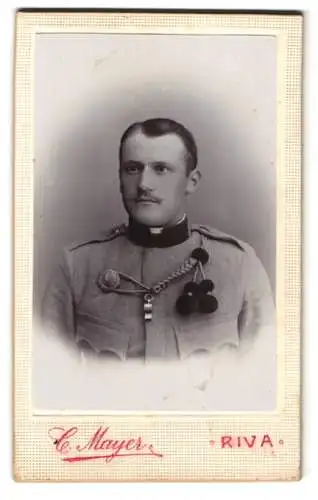 Fotografie C. Mayer, Riva, K.u.K. Soldat in Uniform mit Schützenschnur