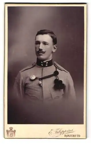 Fotografie E. Filippini, Rovereto, K.u.K. Soldat in Uniform mit Schützenschnur und Pfeife