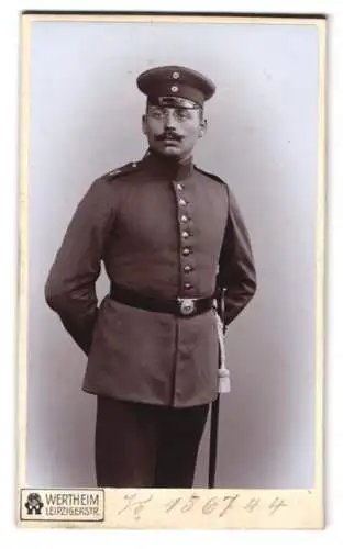 Fotografie Wertheim, Berlin, preussischer Soldat in Uniform Rgt. 13 mit Bajonett und Portepee