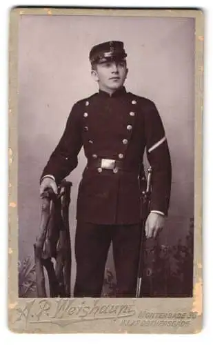 Fotografie A. P. Weishaupt, Kjobenhavn, dänischer Soldat in Uniform Rgt. S mit Bajonett