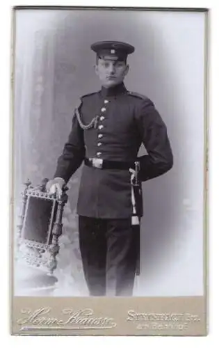 Fotografie Herm. Krause, Steinbach i. Erz., Soldat in Uniform mit Schützenschnur und Bajonett