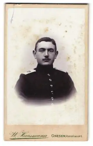 Fotografie W. Hausmann, Gnesen, Soldat in dunkler Uniform Rgt. 49